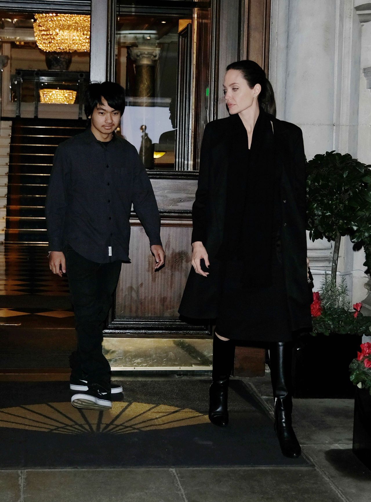 Photos d'angelina jolie paprazzi
 #79502409