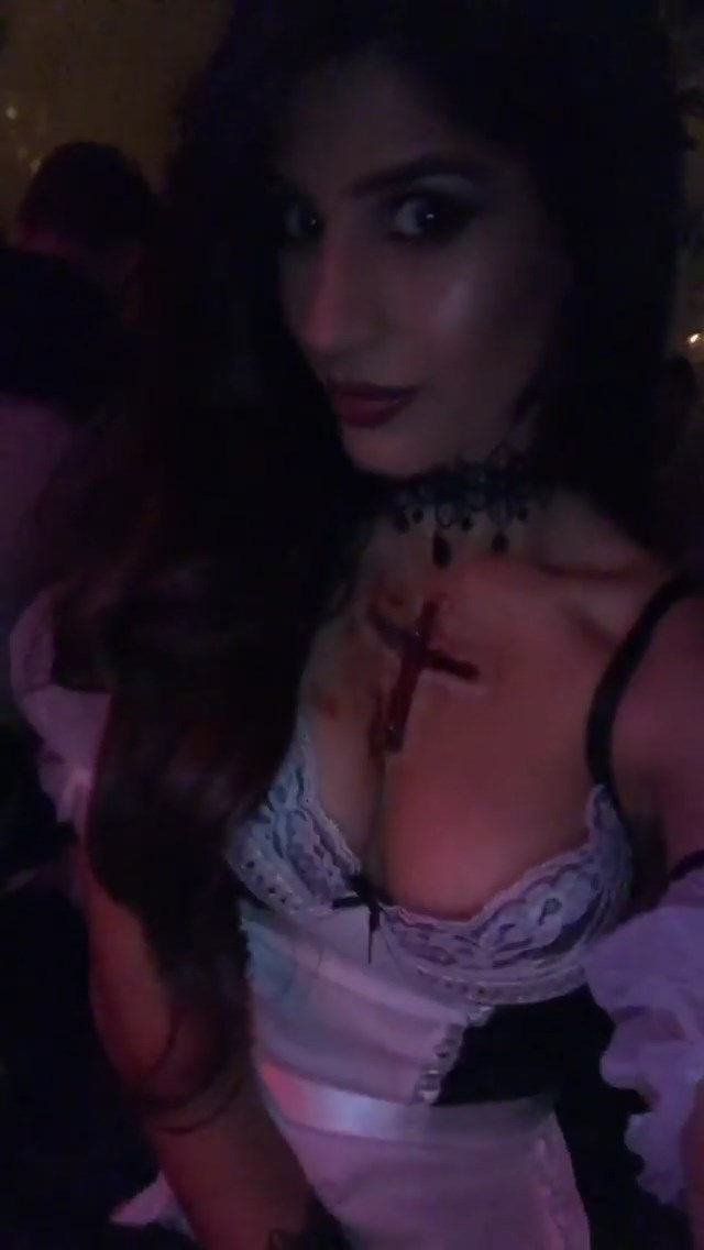 Jasmin Walia Cleavage #79542989