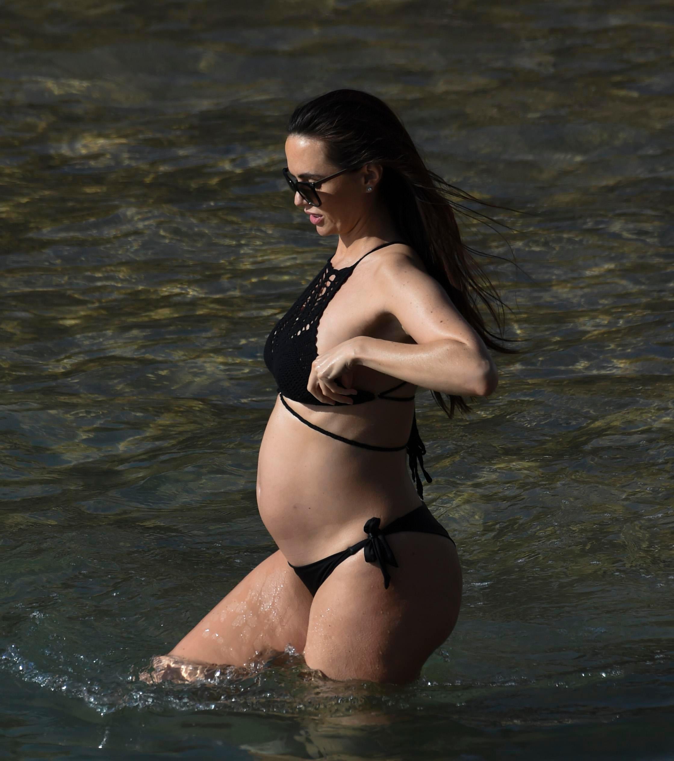 Jennifer metcalfe zeigt ihren schwangeren Bauch
 #79545030