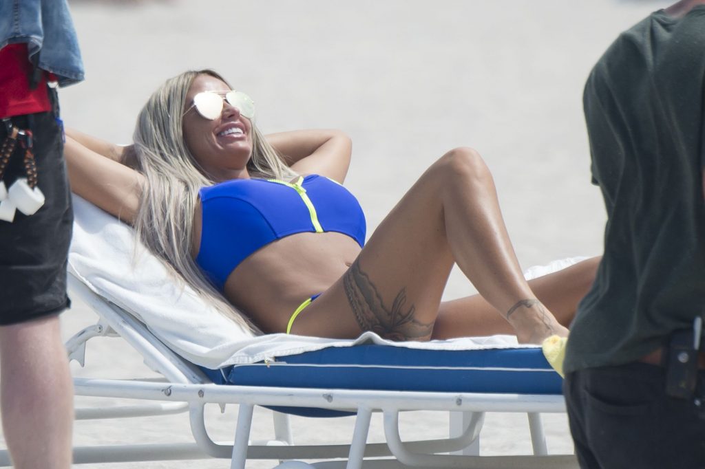 Katie price fotos en bikini en la playa
 #79626033