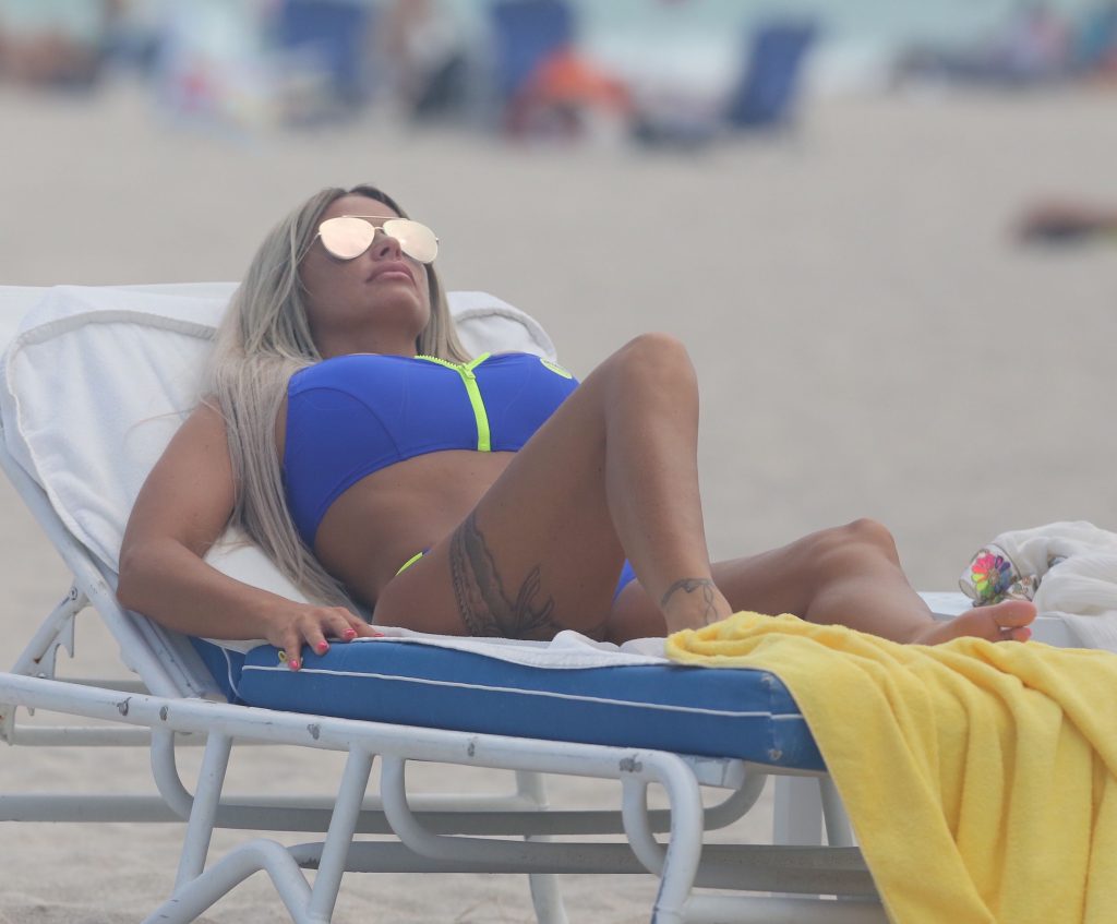 Katie price fotos en bikini en la playa
 #79626047