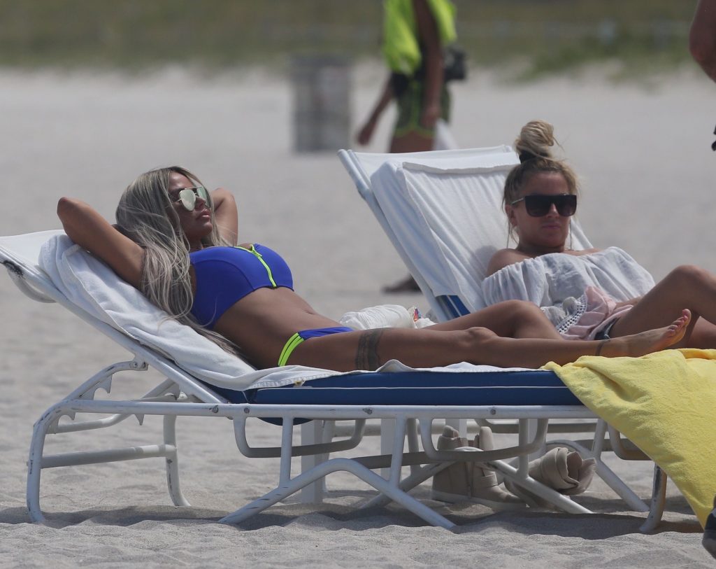 Katie price fotos en bikini en la playa
 #79626053